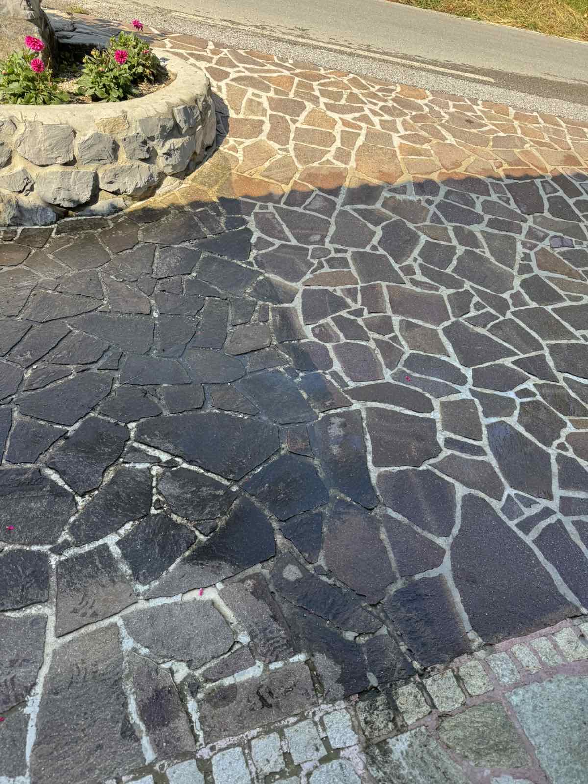 Kamnita tlakovana površina med čiščenjem