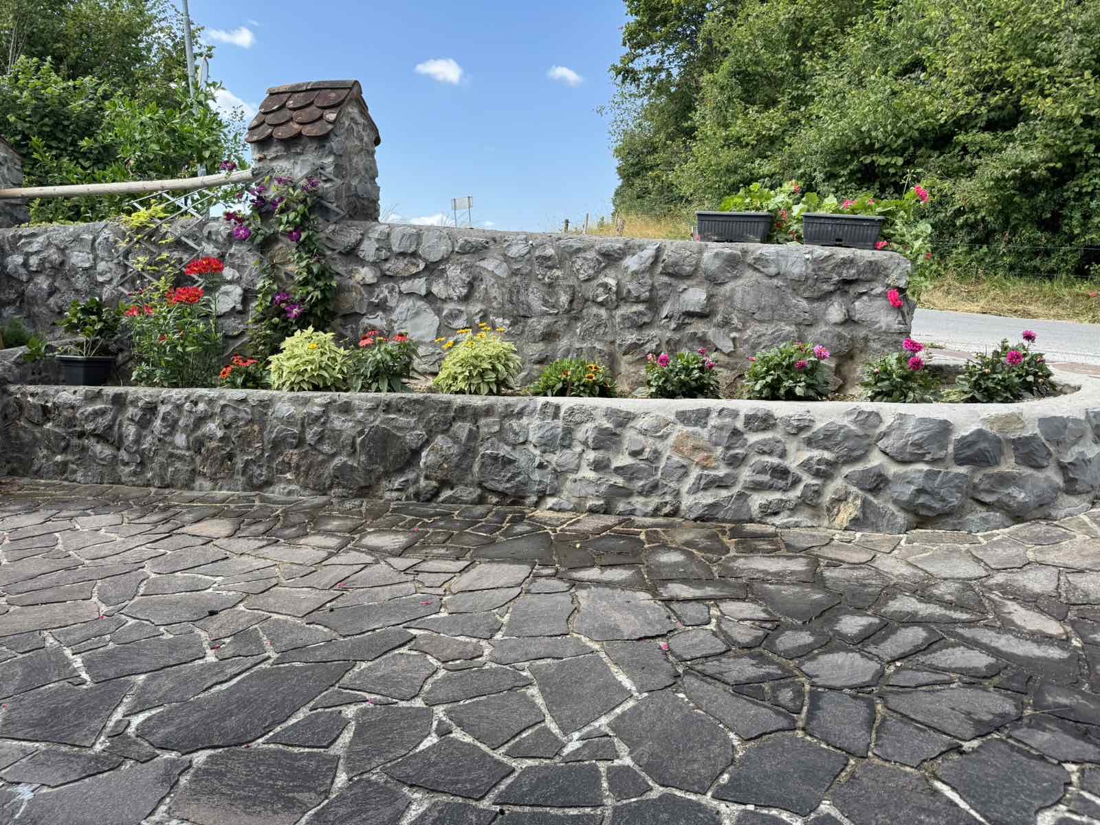 Tlakovana pot in kamnit zid po čiščenju