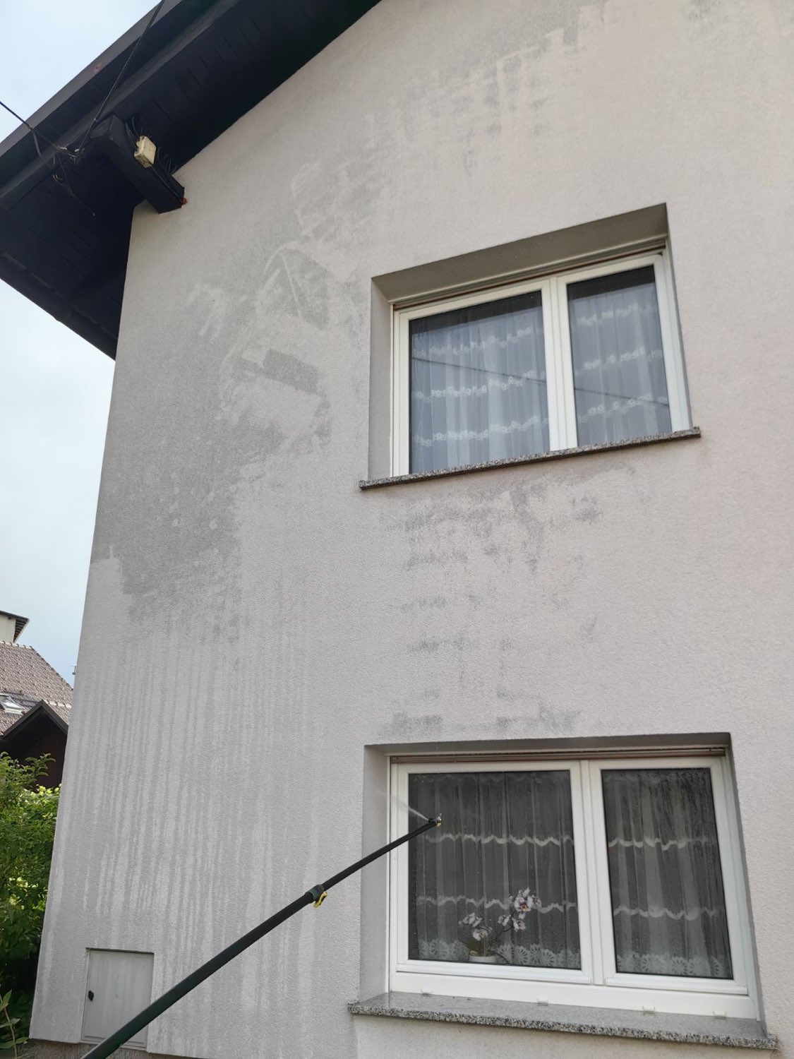 Čiščenje bele fasade z nizkotlačnim curkom