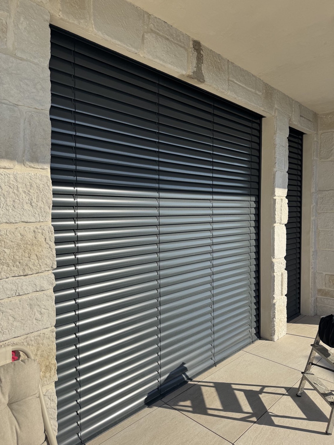 Očiščene aluminijaste žaluzije velike steklene stene